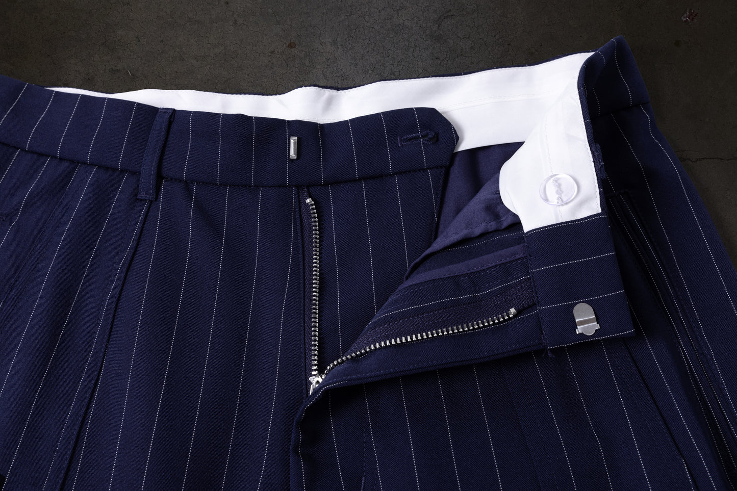WIDE-LEG DRESS PANTS (PINSTRIPED NAVY/WHT)