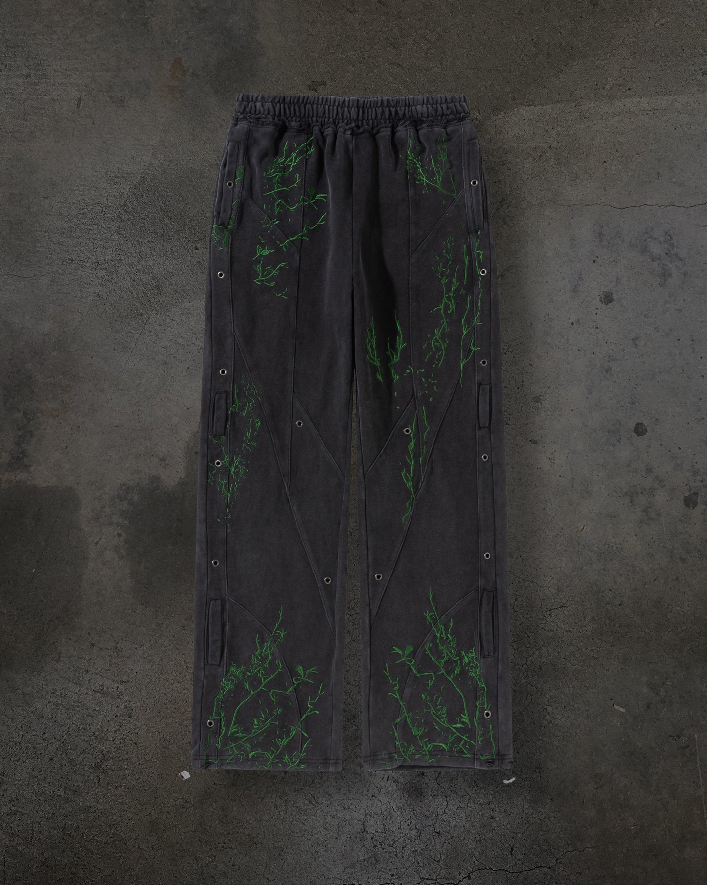 EMBROIDERED VINE SWEATS (COAL)