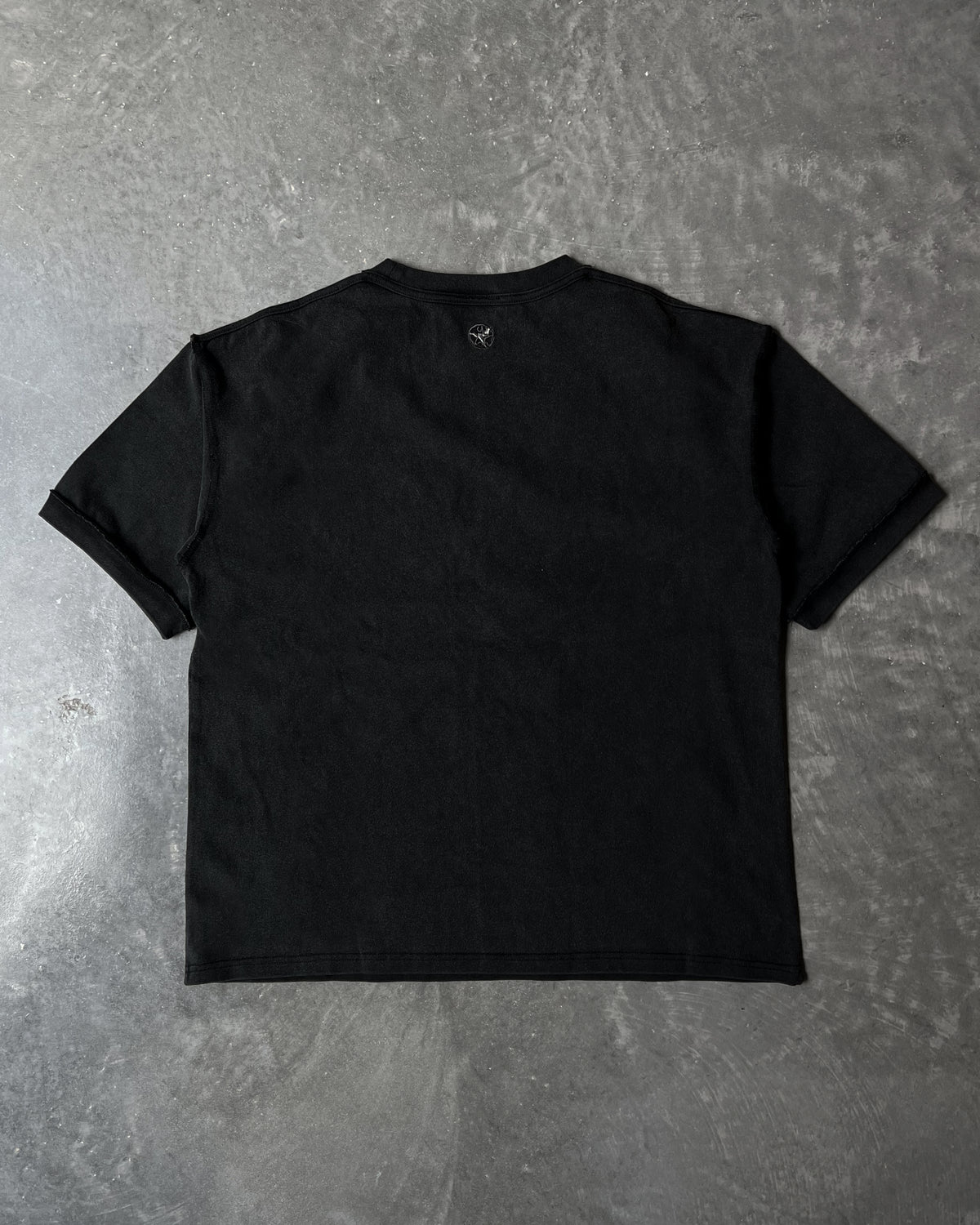 DISTRESSED TEE (COAL)