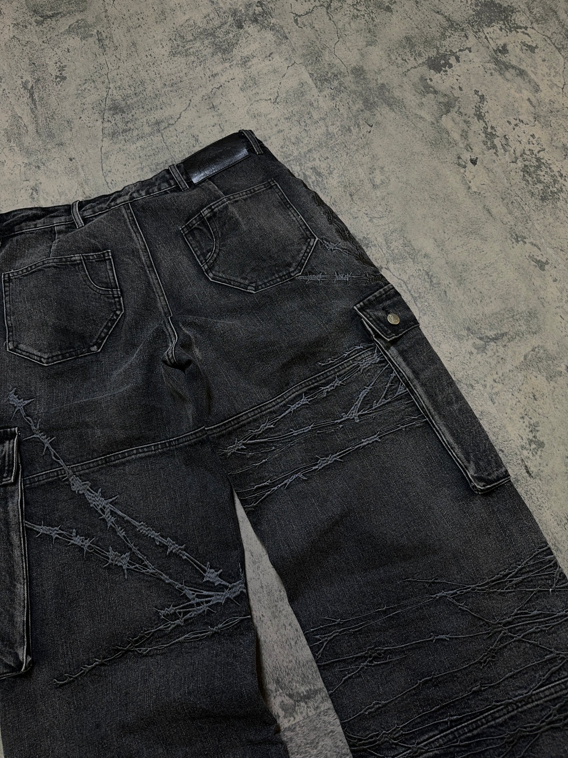 BARBED WIRE CARGOS (COAL) – ditch