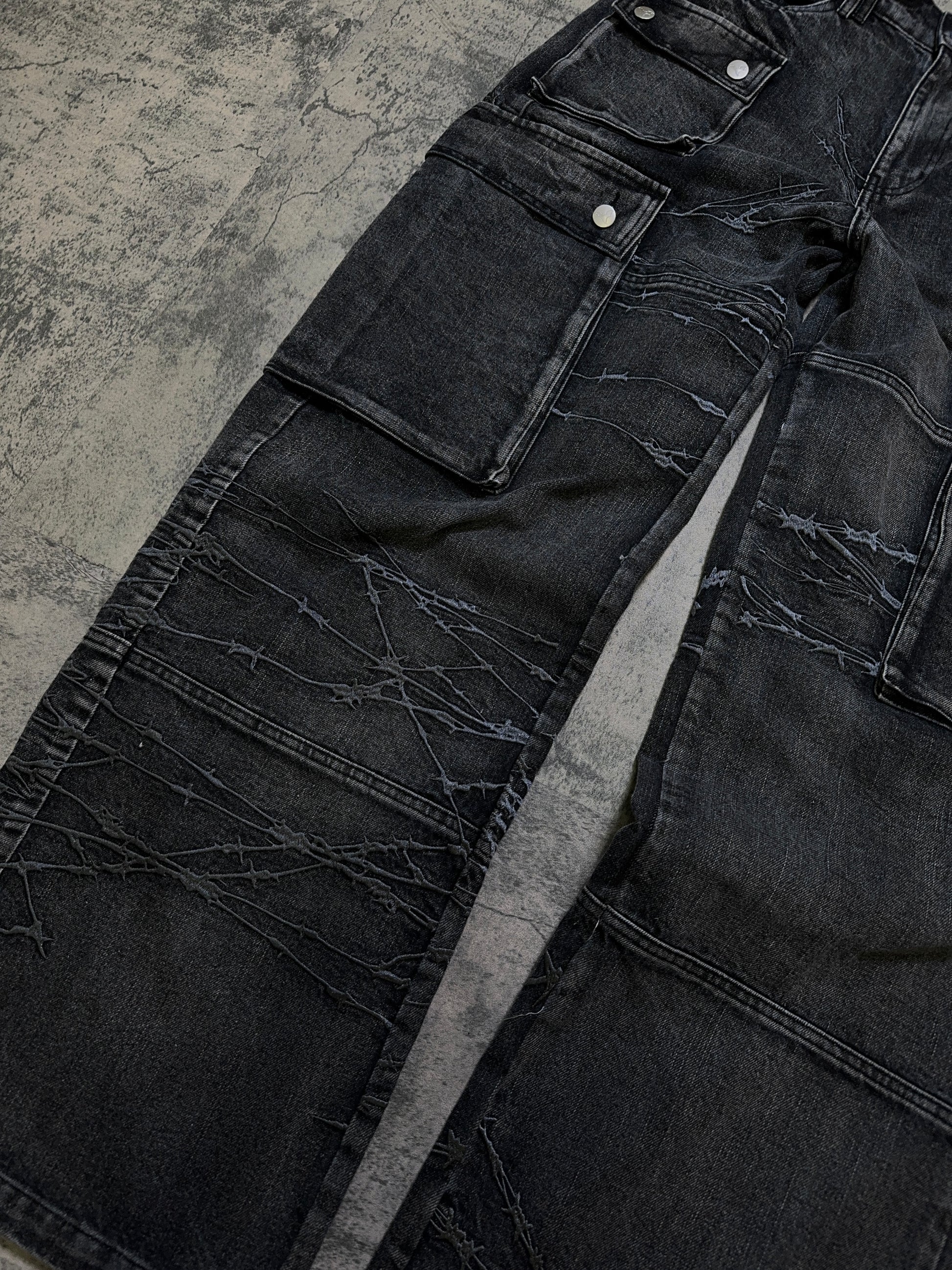 BARBED WIRE CARGOS (COAL) – ditch