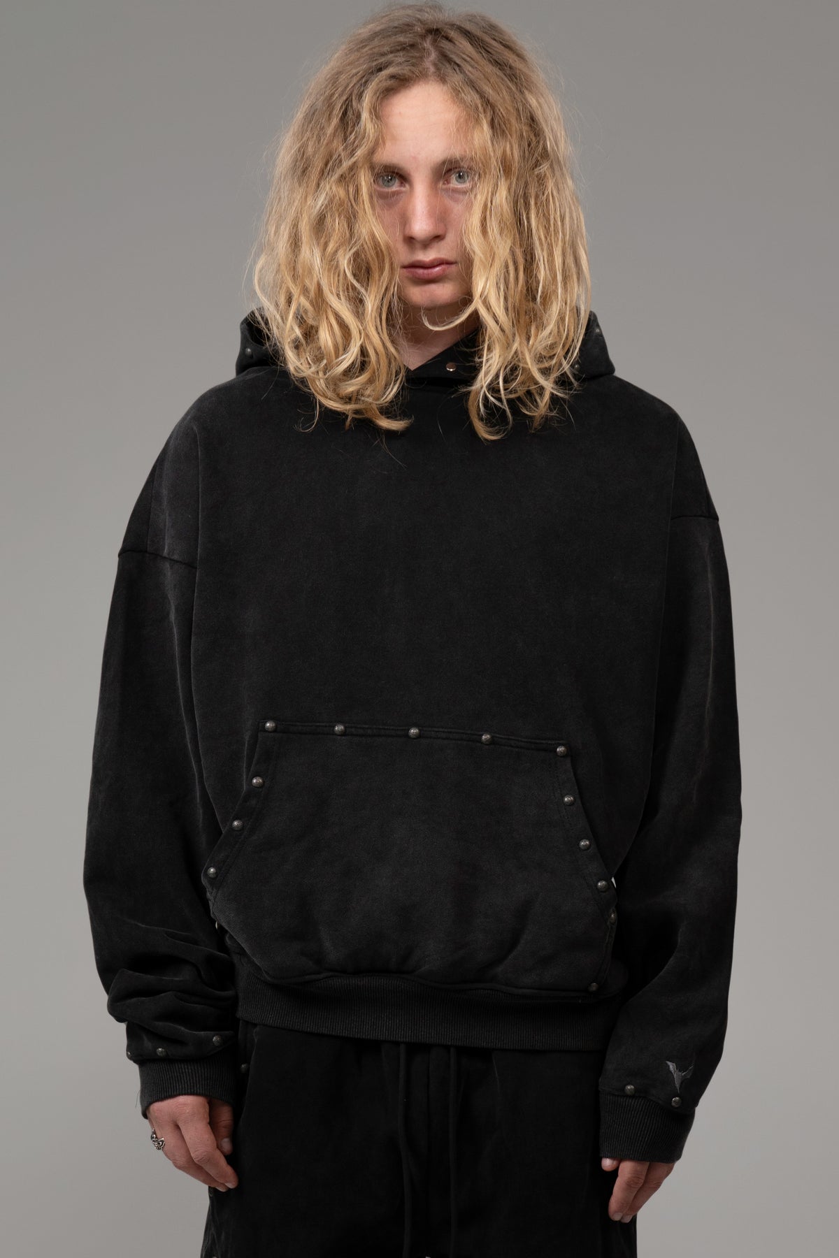 RIVET PULLOVER (COAL)