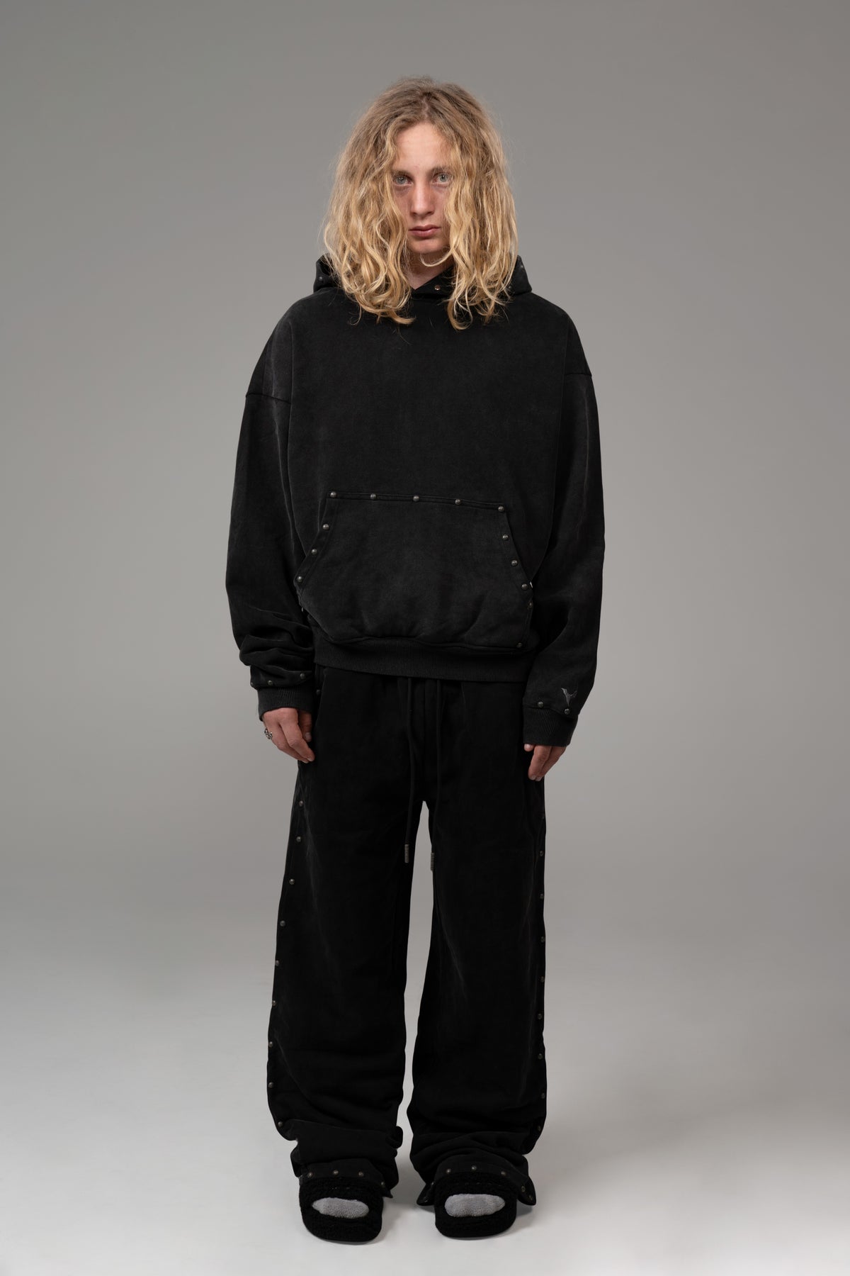 RIVET SWEATS (COAL)