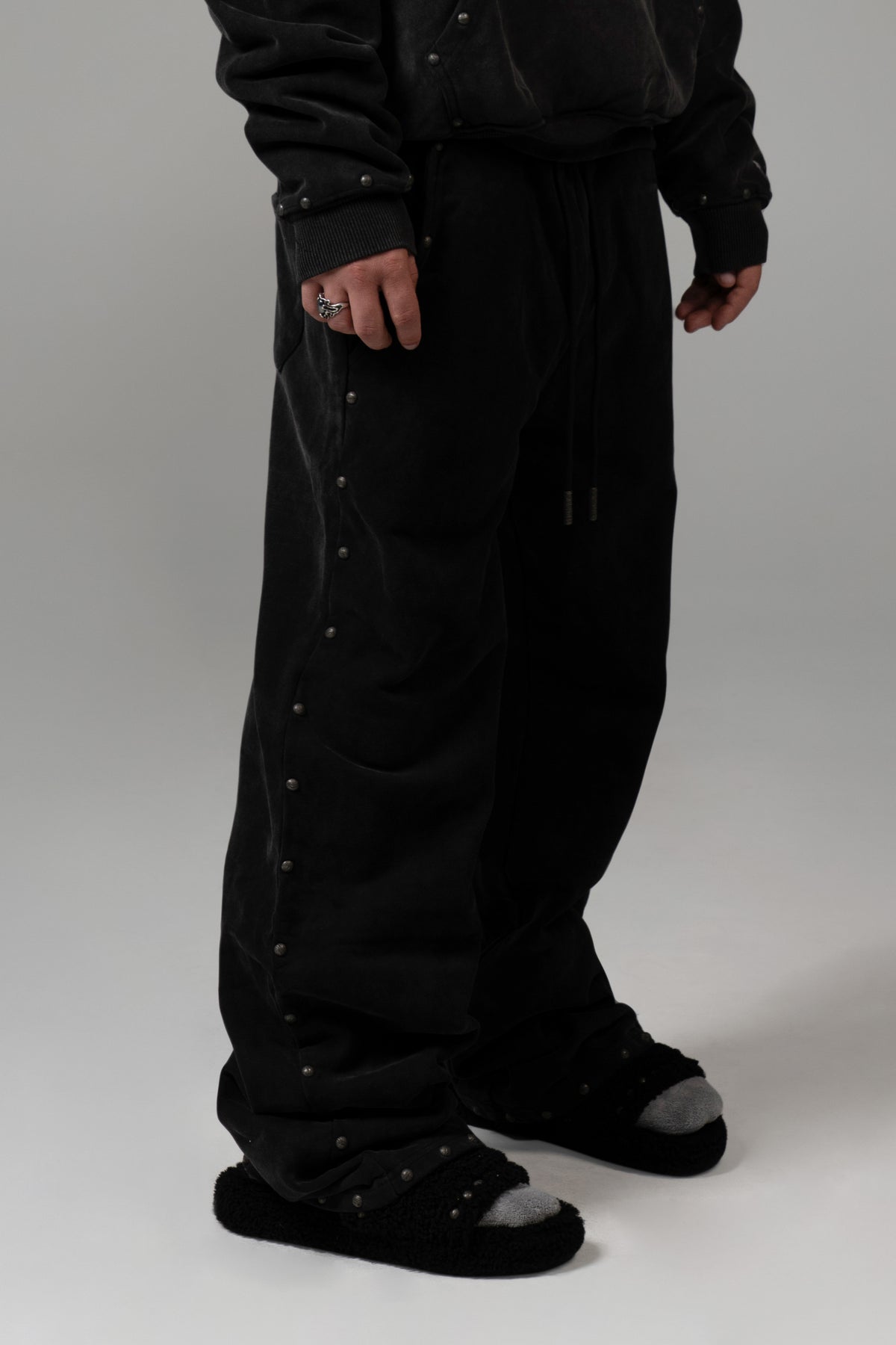 RIVET SWEATS (COAL)
