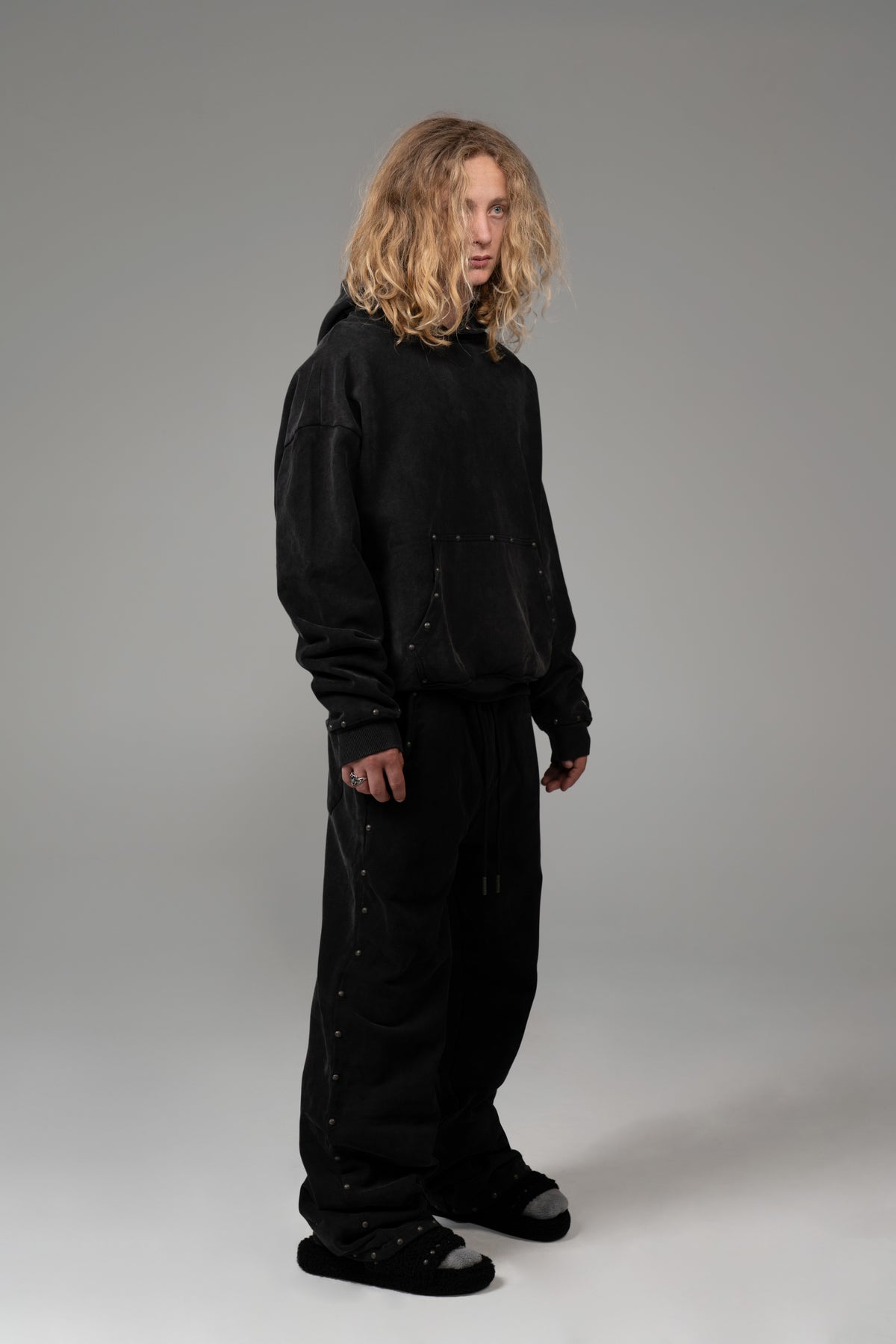 RIVET SWEATS (COAL)