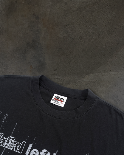 DISTORTED TEXT TEE (COAL)