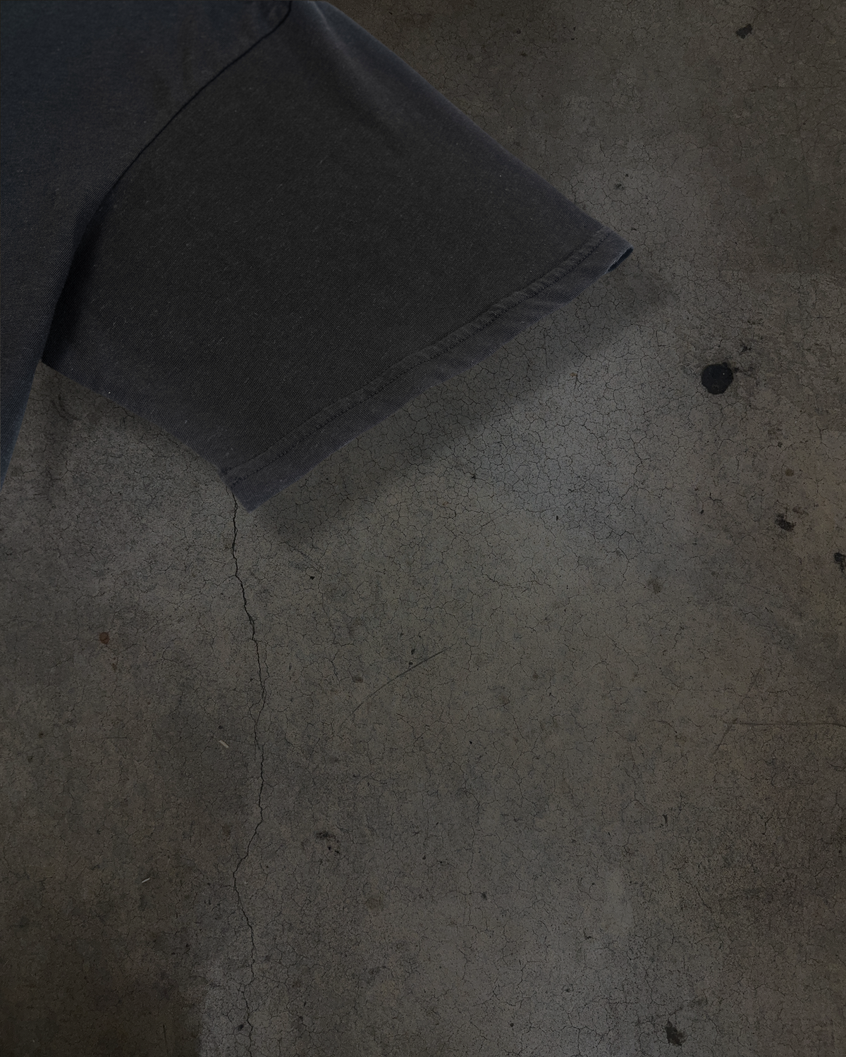 EYELID TEE (COAL)