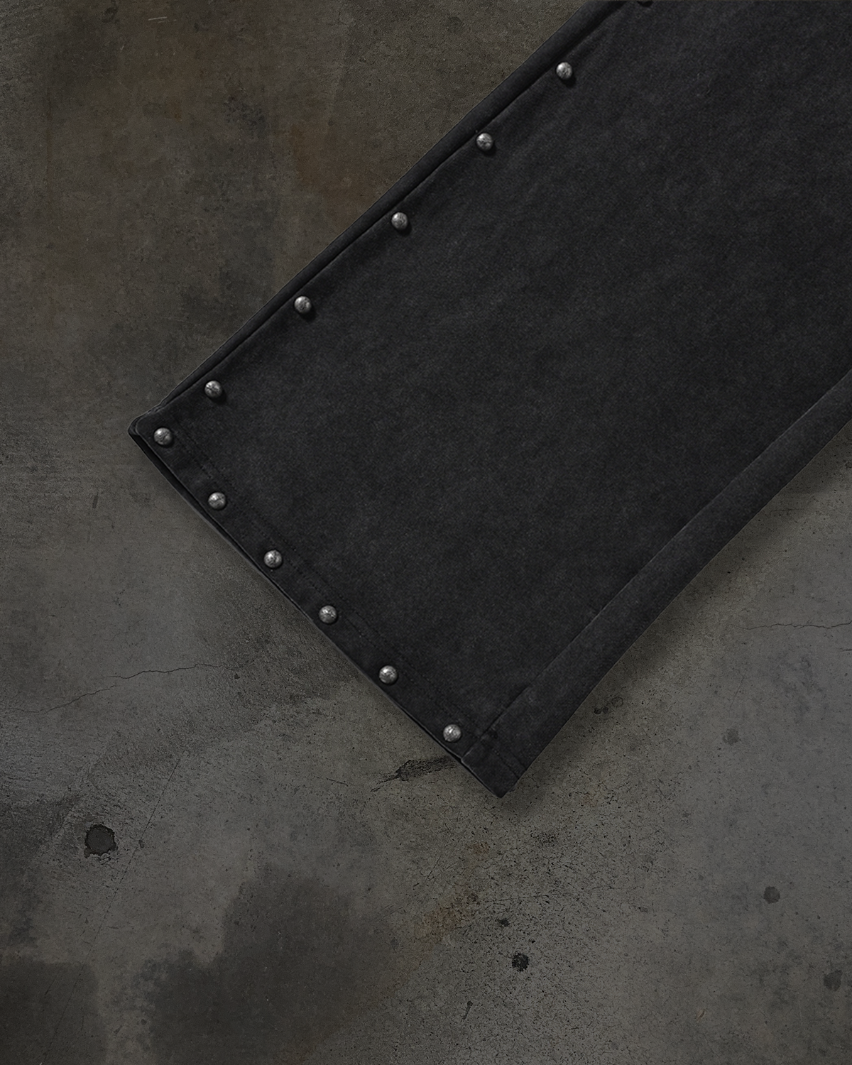 RIVET SWEATS (COAL)