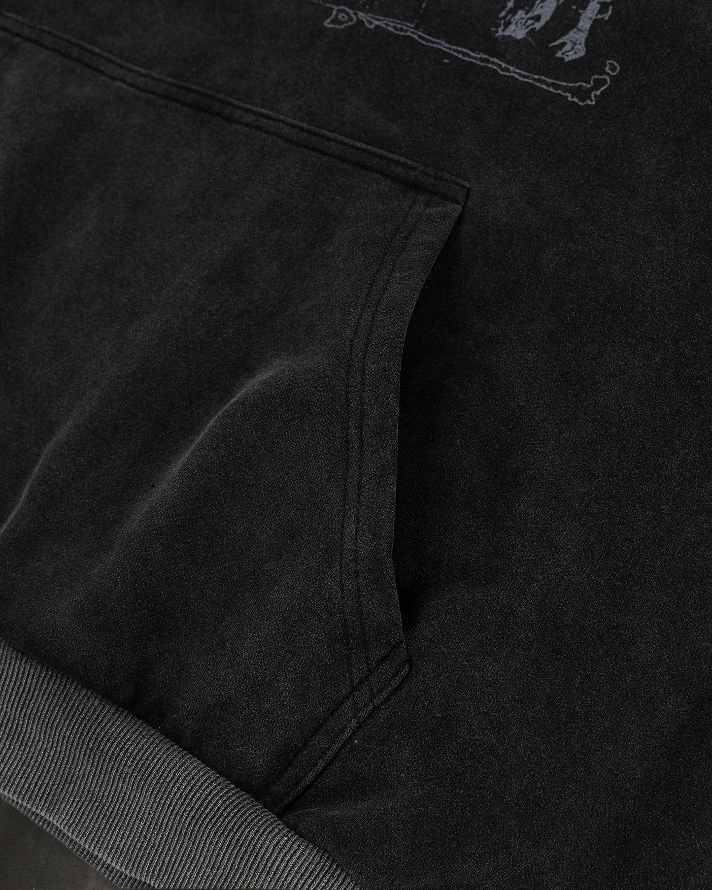 FACES PULLOVER (COAL)